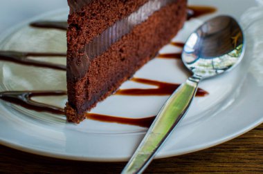 Beyaz tabak içinde çikolatalı kek kapatıyoruz.