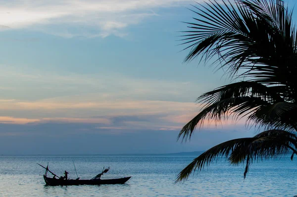 Pôr Sol Praia Tropical Coqueiro Barco Pescador — Fotografia de Stock
