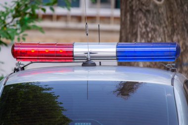 Kırmızı ve mavi sinyal lambaları devriye polis arabası veya diğer acil servis.