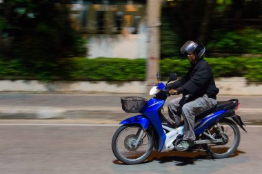 Tayland, Pattaya, 16 Ocak 2017: Yerel Motosiklet binici gece city de yol.