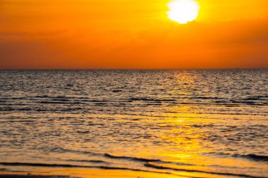 Denize, güzel doğa doğal dramatik altın günbatımı.