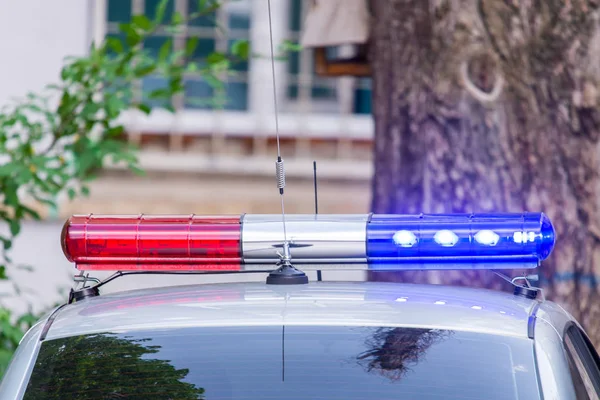 Kırmızı ve mavi sinyal lambaları devriye polis arabası veya diğer acil servis.