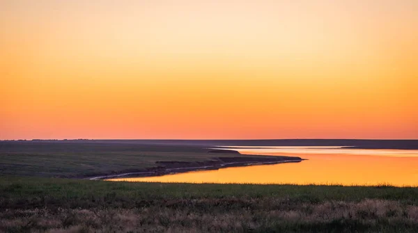 畑の上に美しい夕日 自然背景 — ストック写真