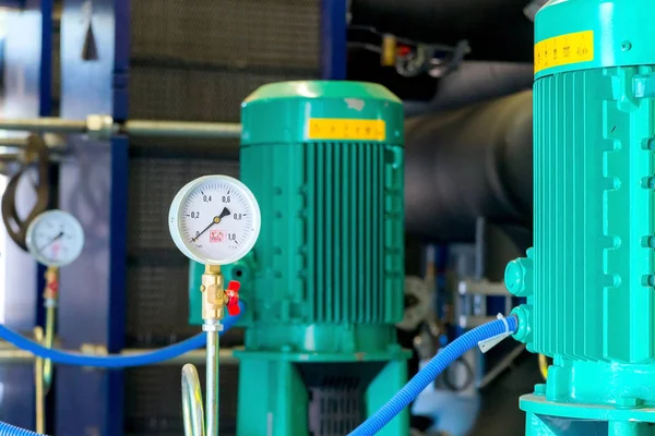 Forró Víz Csőrendszer Kazánházban Manométer — Stock Fotó