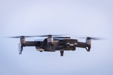 Rusya, Merzhanovo: 22 Ağustos 2018: gökte uçan ile DJI indeks işlem Mavic hava dron. En küçük katlanabilir drone ile 4 k yeteneklilik