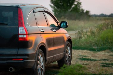 bir arabanın arka planda günbatımı karşı atış açısı.