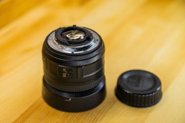 Fotoğraf Dslr fotoğraf makinesi veya Video lens yakın çekim ahşap arka plan, objektif, genel kavram-in fotoğrafçı kamera adam iş arıyorum bir fotoğrafçı, gazeteci, bir kameraman için çalışmak,.