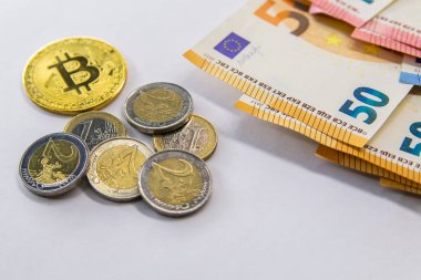 Altın Bitcoin cryptocurrency Euro banknot üzerinde. Yeni sanal para kavramı.