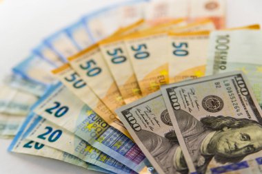 Dolar, euro, beyaz arka plan üzerinde Rublesi banknotlar. İş kavramı