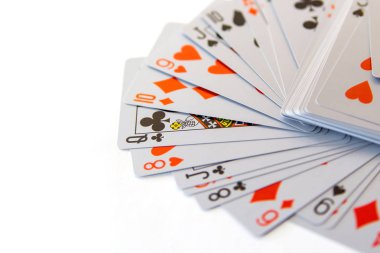 Beyaz arka plan üzerinde iskambil. Hobi oyun kavramını