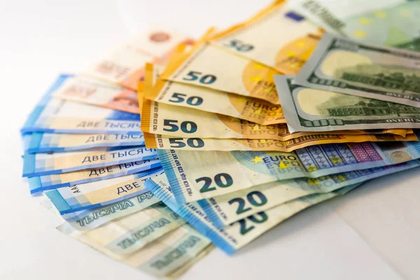 Dolar, euro, beyaz arka plan üzerinde Rublesi banknotlar. İş kavramı