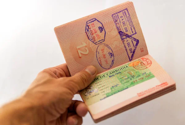 柬埔寨护照在男子手上的签证印章 — 图库照片