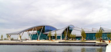 Rostov-on-Don, Rusya-11 Eylül 2018: Havaalanı Platov, FIFA Dünya Kupası 2018 için inşa. Modern mimarinin dış görünümü. Yolcu uçuşları için hazırlanıyorlar. Araçlar bölge hareket ediyor.