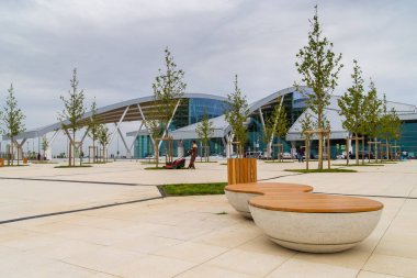 Rostov-on-Don, Rusya-11 Eylül 2018: Havaalanı Platov, FIFA Dünya Kupası 2018 için inşa. Modern mimarinin dış görünümü. Yolcu uçuşları için hazırlanıyorlar. Araçlar bölge hareket ediyor.