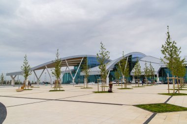 Rostov-on-Don, Rusya-11 Eylül 2018: Havaalanı Platov, FIFA Dünya Kupası 2018 için inşa. Modern mimarinin dış görünümü. Yolcu uçuşları için hazırlanıyorlar. Araçlar bölge hareket ediyor.