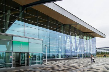 Rostov-on-Don, Rusya-11 Eylül 2018: Havaalanı Platov, FIFA Dünya Kupası 2018 için inşa. Modern mimarinin dış görünümü. Yolcu uçuşları için hazırlanıyorlar. Araçlar bölge hareket ediyor.