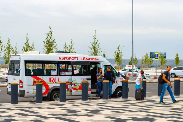 乗客が空港 プラトフにバス停でシャトルを残すロストフ ロシア 2018 — ストック写真