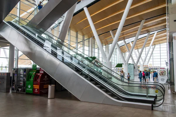 俄罗斯的罗斯托夫 2018年9月11日 机场现代建筑自动扶梯上的游客 — 图库照片