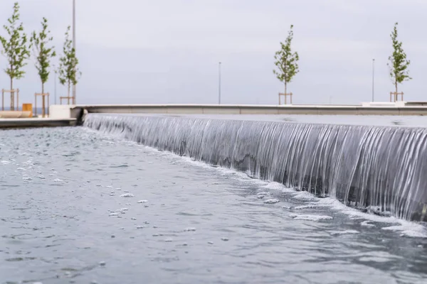 Cascata Decorativa Grande Fontana Acqua Congela Nello Sparo Focus Selettivo — Foto Stock