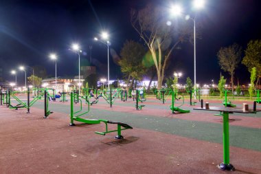 Açık hava sporları Şehir Parkı içinde yer. Gece görünümü manzarası.