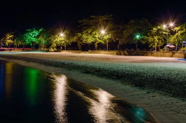 Gece kumlu plaj. Denizden görüntülemek.