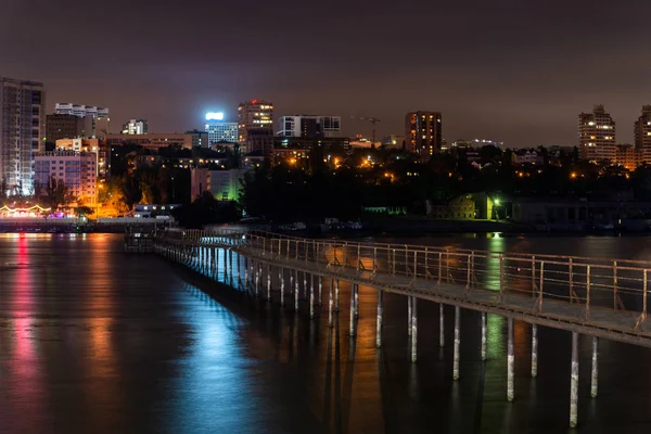 Eski Uzun Metal Iskele Nehri Gece Şehir Manzarası — Stok fotoğraf