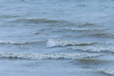 Dalga deniz yakın düşük açılı görünümü kadar. Seçici odak.