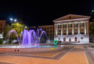 Rusya, Rostov on Don, 22 Eylül 2018: kare renkli müzik çeşme ve don Devlet Teknik Üniversitesi önünde önünde makineyle ilgili seyretmek ile.