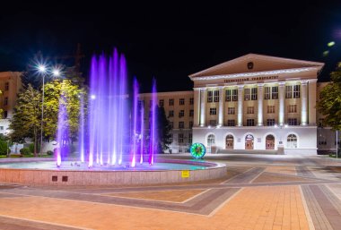 Rusya, Rostov on Don, 22 Eylül 2018: kare renkli müzik çeşme ve don Devlet Teknik Üniversitesi önünde önünde makineyle ilgili seyretmek ile.