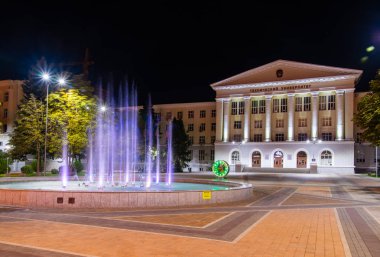 Rusya, Rostov on Don, 22 Eylül 2018: kare renkli müzik çeşme ve don Devlet Teknik Üniversitesi önünde önünde makineyle ilgili seyretmek ile.