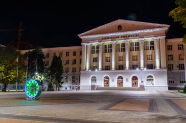 Rusya, Rostov on Don, 22 Eylül 2018: kare renkli müzik çeşme ve don Devlet Teknik Üniversitesi önünde önünde makineyle ilgili seyretmek ile.