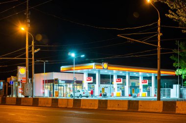 Rusya, Rostov on Don, 22 Eylül 2018: yakıtlar ve gece benzin istasyonunda şehir sokak üzerinde