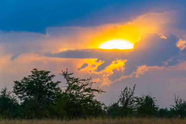Gün batımında bulutlu renkli dramatik gökyüzü.