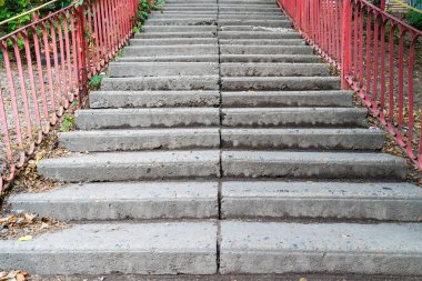 Merdivenler. Soyut adımlar. Şehirdeki merdivenler. Granit merdivenler. Taş merdivenler genellikle anıtlarda ve simgelerde, geniş taş merdivenlerde görülür..
