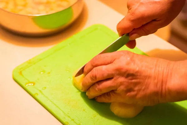 Mãos Mulher Com Faca Cortar Batata Foco Seletivo — Fotografia de Stock