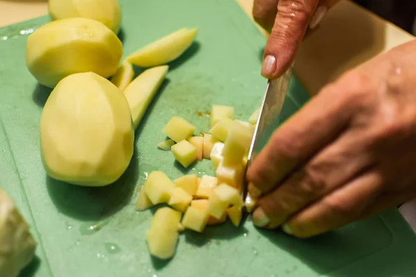 女人用刀切马铃薯的手 选择性聚焦 — 图库照片