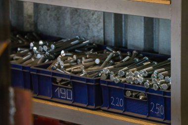 Metal sıralama için mavi plastik tepsi depoda cıvata.