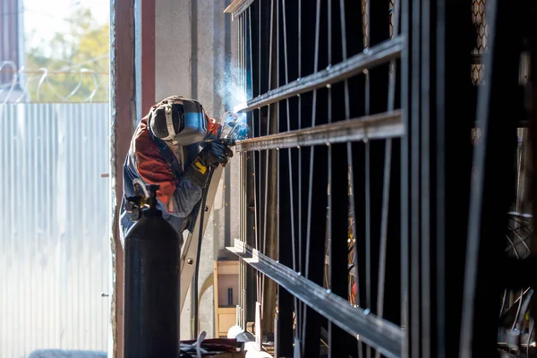 工場アーク溶接鋼構造の工業労働者労働者 — ストック写真