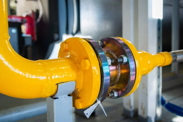 Tubo Giallo Con Flange Gas Tema Industriale — Foto Stock