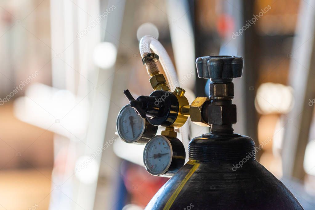 Reducer with pressure gauge on the oxygen cylinder