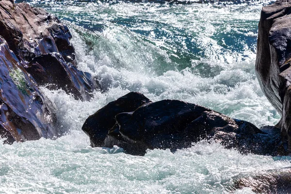 Water Berg Rivier Prachtige Rotsachtige Kreek Waterdruppels Plons Macro View — Stockfoto