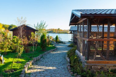 Kuş kafesleri banklar ile açık Hayvanat Bahçesi.