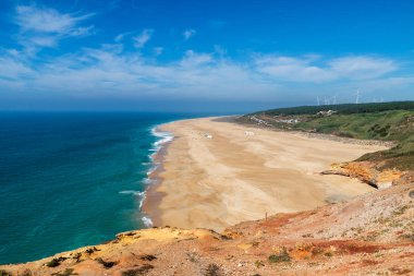 Sörf sahili ve Nazare Portekiz yakınlarındaki okyanus manzarası.