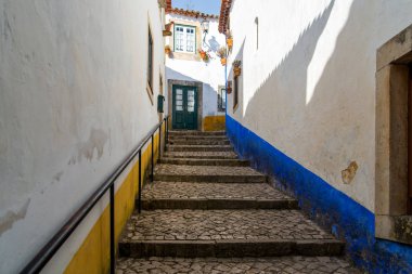 Portekiz 'in eski Obidos kasabasının dar sokakları.