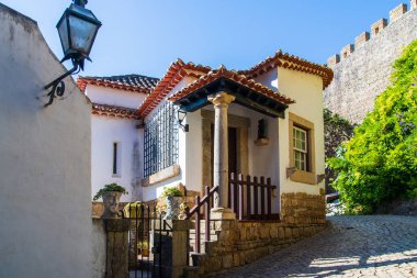 Portekiz 'in eski Obidos kasabasının dar sokakları.