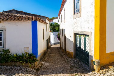 Portekiz 'in eski Obidos kasabasının dar sokakları.