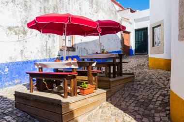 Masa ve sandalyeler açık hava sokak kafe ya da restoran Avrupa şehrin dar sokakta.