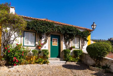 Eski Avrupa şehrinin geleneksel mimarisi. Antik kentin dar sokakları. Ortaçağ mimarisi olan eski bir kasaba. Popüler turizm merkezi. Beyaz evler ve kırmızı kiremitli çatılar
