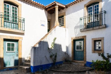 Eski Avrupa şehrinin geleneksel mimarisi. Antik kentin dar sokakları. Ortaçağ mimarisi olan eski bir kasaba. Popüler turizm merkezi. Beyaz evler ve kırmızı kiremitli çatılar