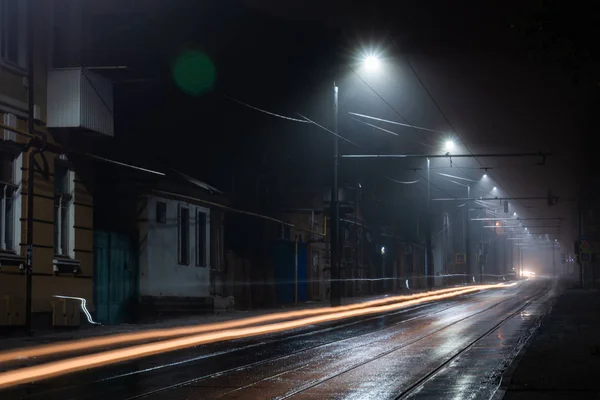 街路灯霧霧の夜 街の通りの路面電車のルート — ストック写真